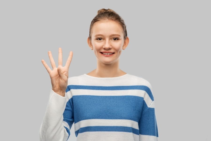 what-does-holding-up-4-fingers-mean-5-common-meanings